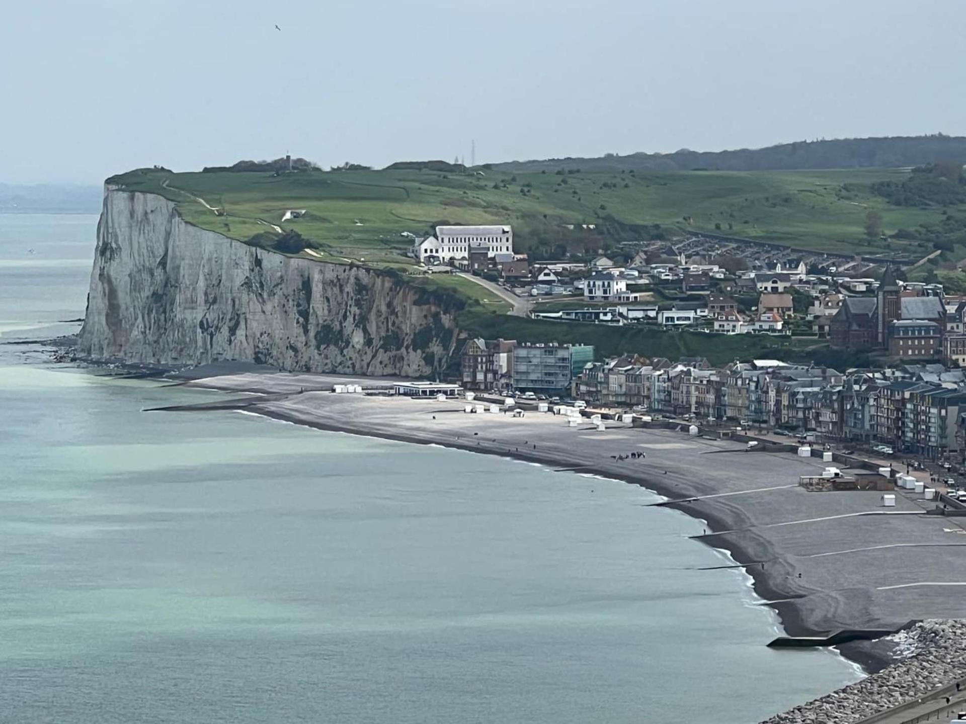 La Vue Mers: Panoramic Sea Views with Beach-Side Convenience Exterior photo