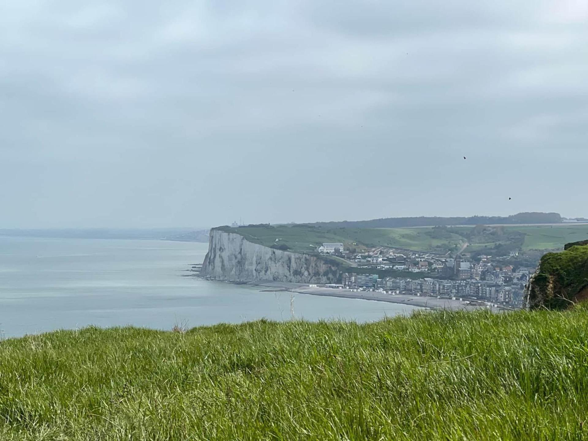 La Vue Mers: Panoramic Sea Views with Beach-Side Convenience Exterior photo